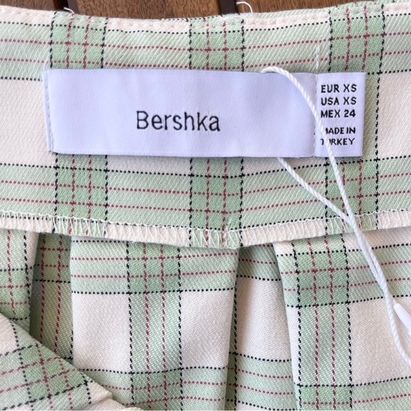 BERSHKA ~ Cream and Green Plaid Mini Skirt with Cute Box Pleats ~ Size XS - Picture 4 of 6